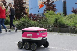 Robotická vozítka doručí zásilky místo kurýrů už i na pražských sídlištích - Novinky